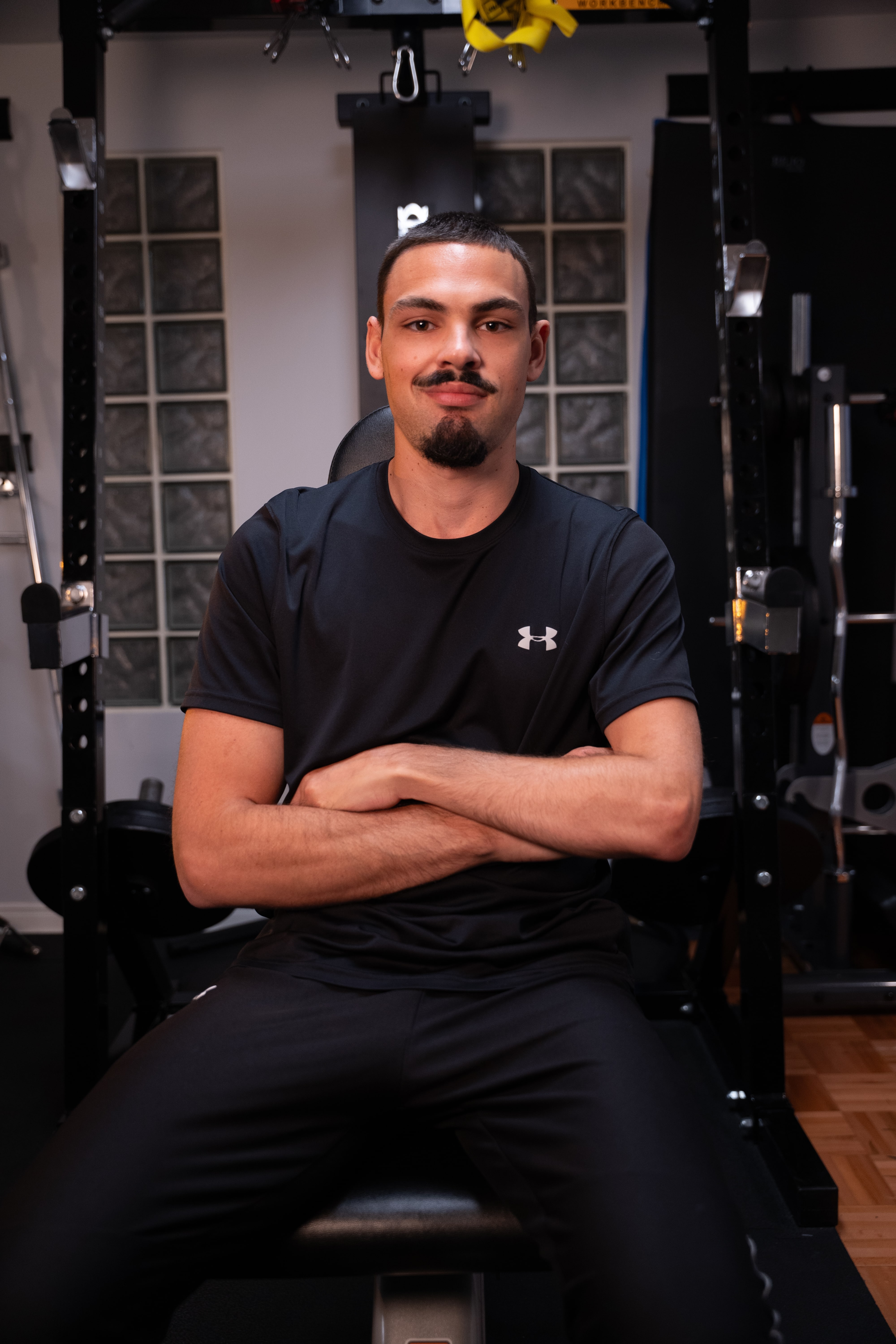 Samuel Arsenault, coach fitness adapté, en action lors d'un entraînement